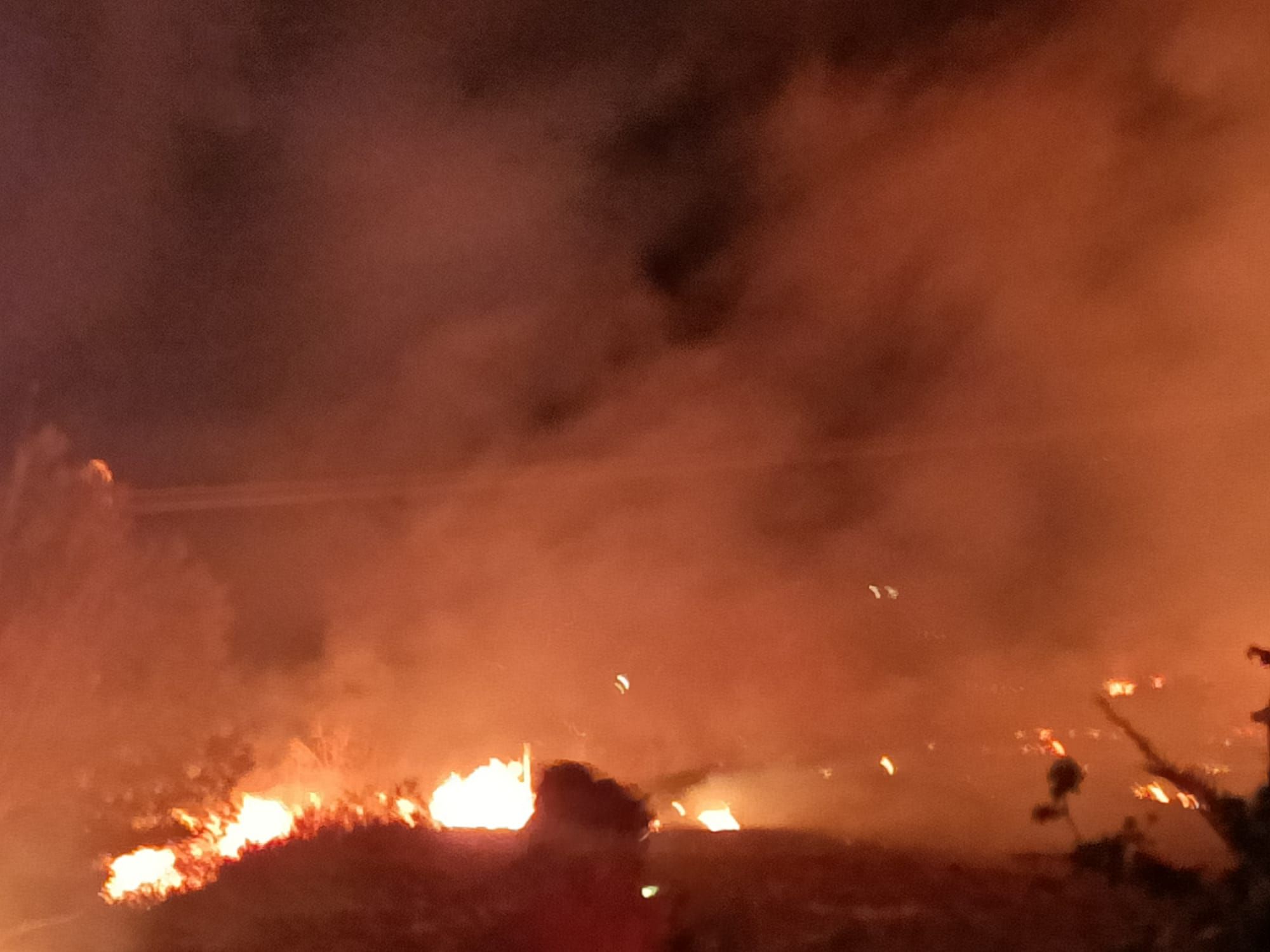 Imágenes del incendio de Teulada: un castillo de fuegos artificiales provoca un virulento fuego