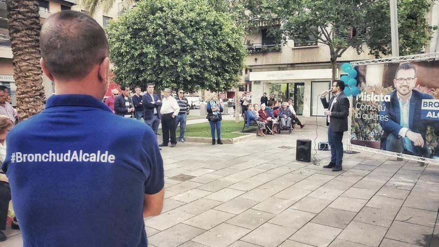 Bronchud pide &quot;sumarse al cambio que podemos abrir juntos el domingo&quot;