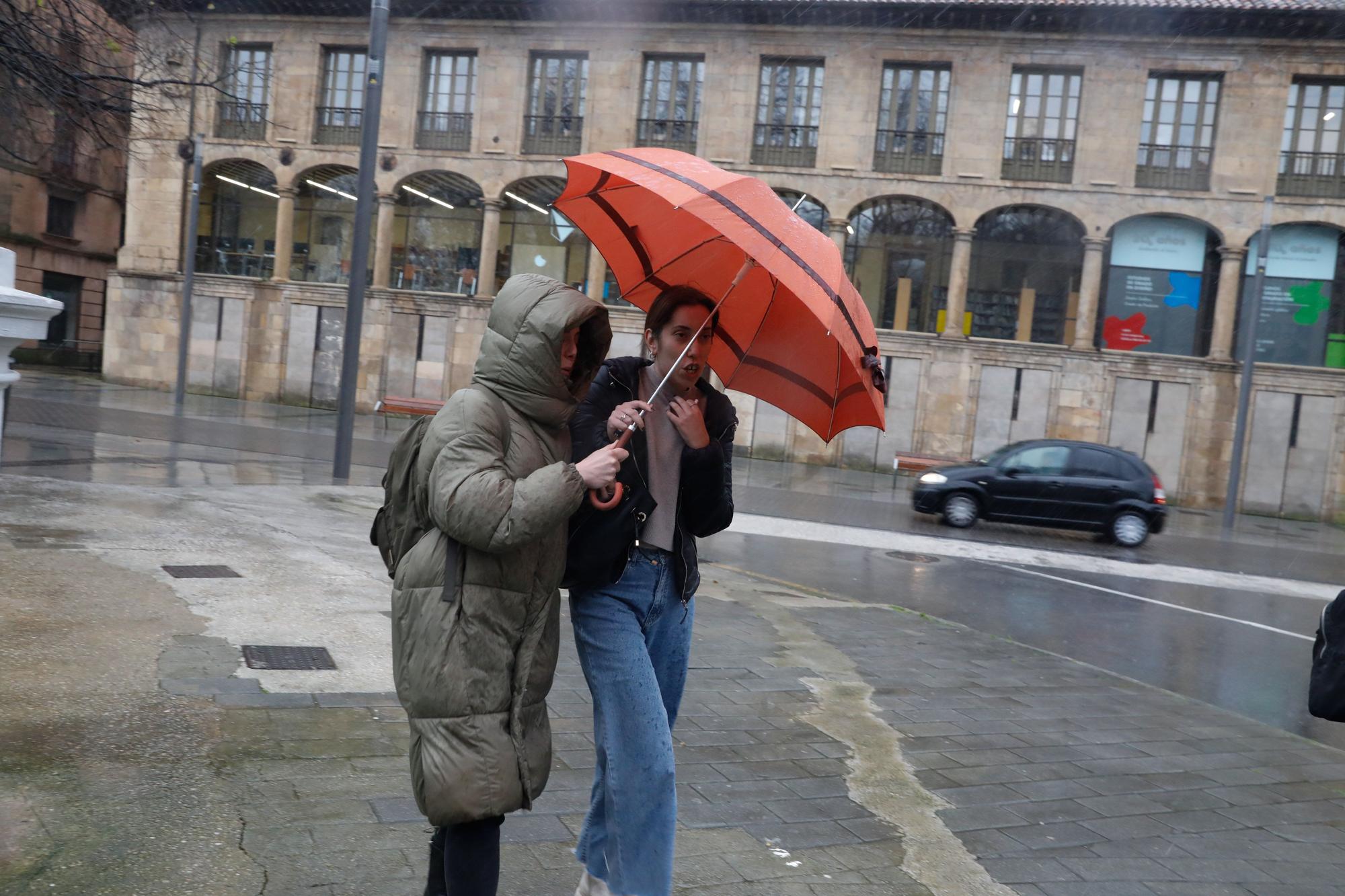 EN IMÁGENES: El temporal en Asturias deja las primeras inundaciones por las lluvias, incidencias en los trenes y vuelos suspendidos