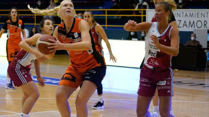 Davydova. del Celta Zorka Recalvi, defiende a una jugadora de Zamora. // LA OPINIÓN DE ZAMORA