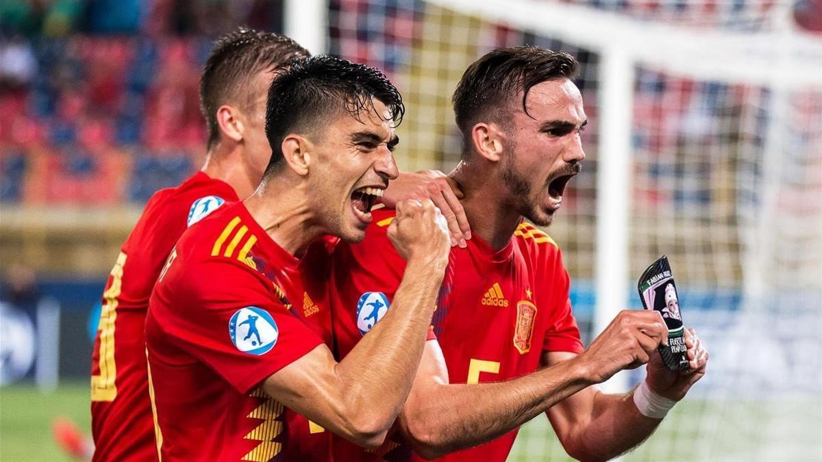 Marc Roca y Fabián Ruiz  celebran uno de los goles a Polonia.