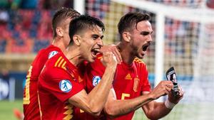 Marc Roca y Fabián Ruiz  celebran uno de los goles a Polonia.