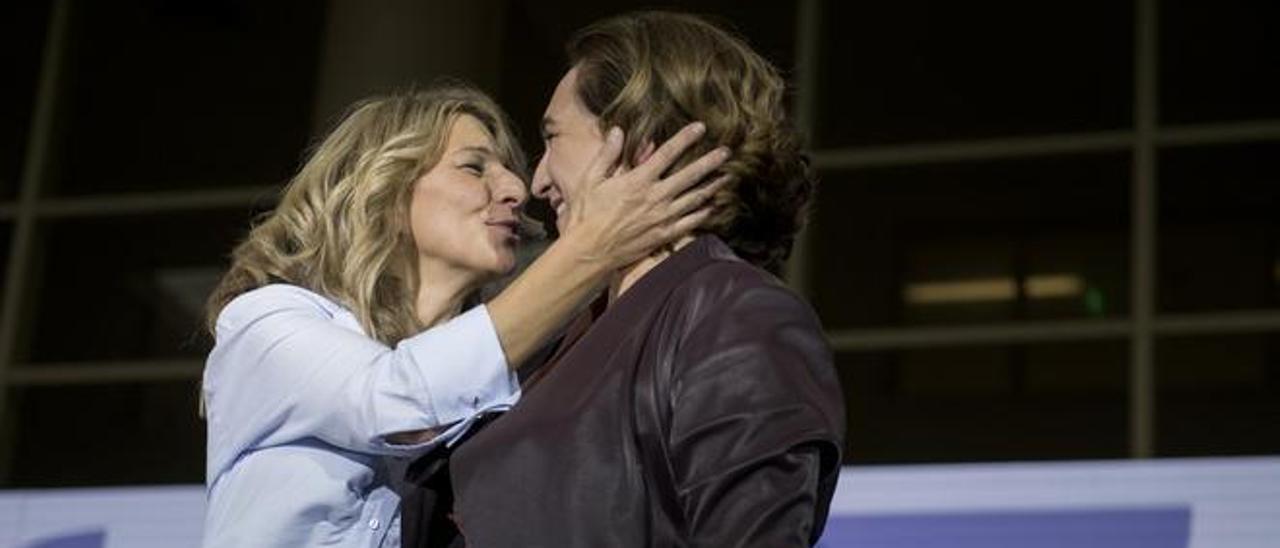 Yolanda Díaz y Ada Colau, en la asamblea de los ’comuns’ del año pasado.