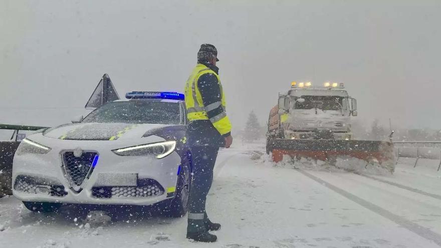 Alerta naranja en Galicia: nieve, hielo y granizo dejan carreteras cortadas, salidas de vía y otras incidencias