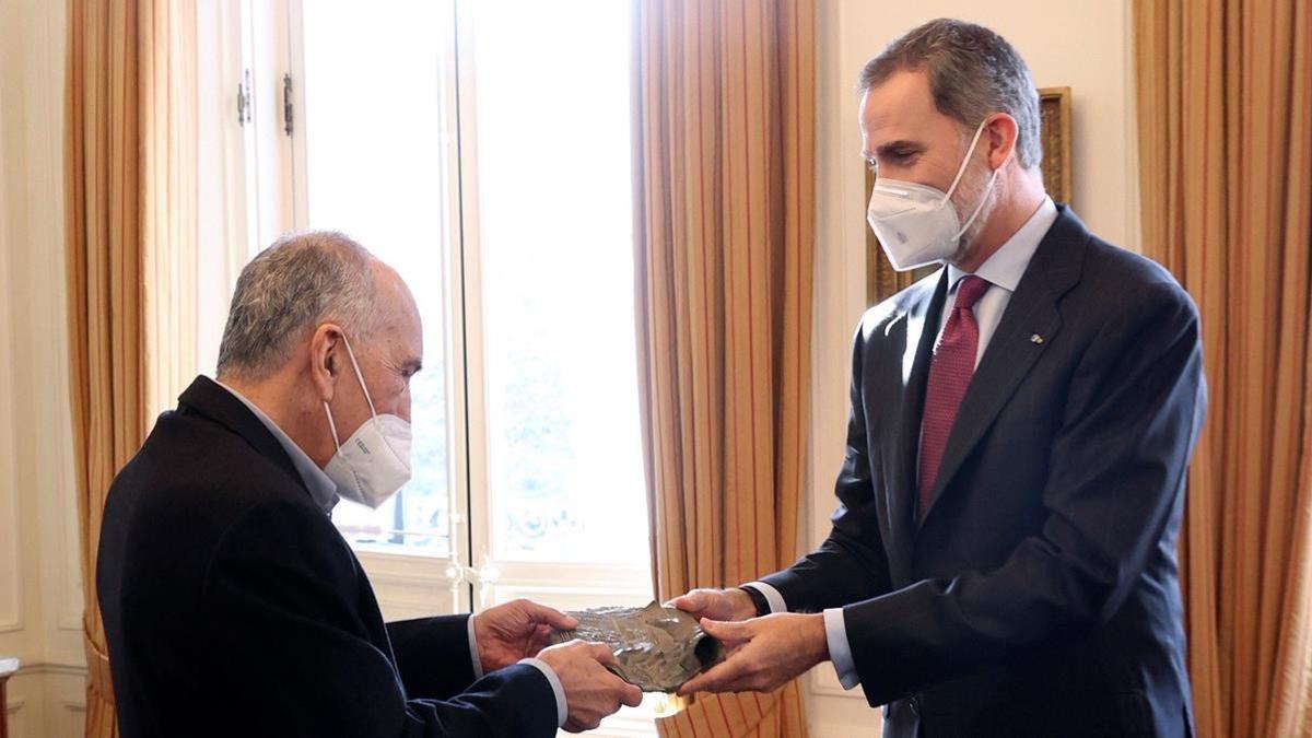 El rey Felipe VI otorgando el Premio Cervantes 2019 al poeta Joan Margarit, durante una ceremonia privada de entrega celebrada en el Palacio de Albéniz en Barcelona.