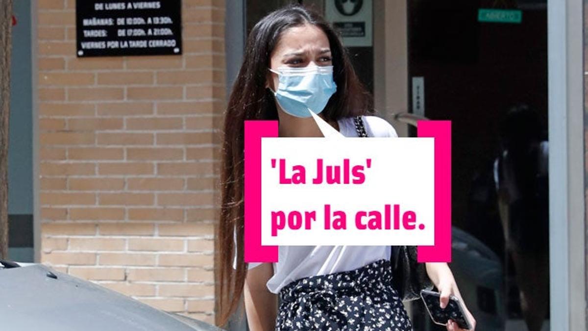 Julia Janeiro por la calle con mascarilla