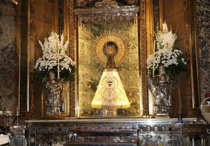 Tradicional ofrenda del Casademont Zaragoza a la Virgen del Pilar