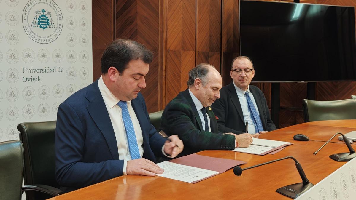 Un momento de la firma del convenio.