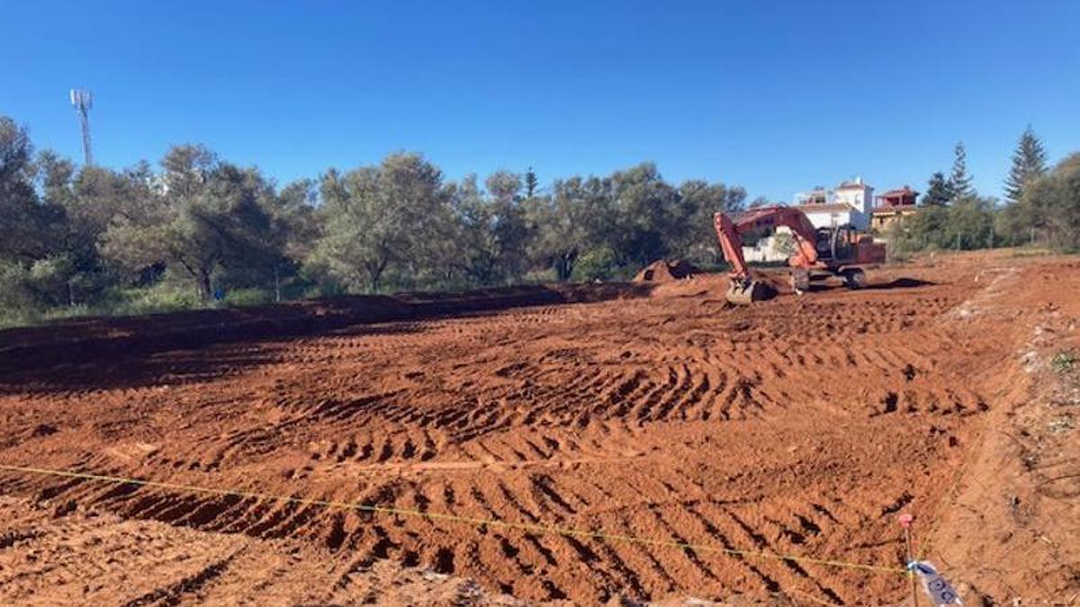 Una excavadora movía este jueves tierras en la parcela de Las Chapas que albergará el equipamiento.