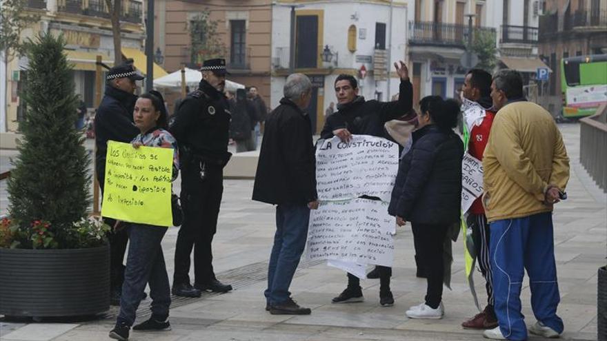 Fuerte protesta de tres familias en el Ayuntamiento