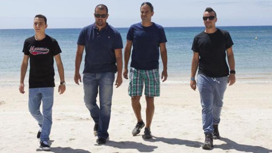 De izquierda a derecha, Cristo González, Armando y Pedro Torres, y Daniel Cabello, ayer, en la playa de Los Pozos. | fuselli