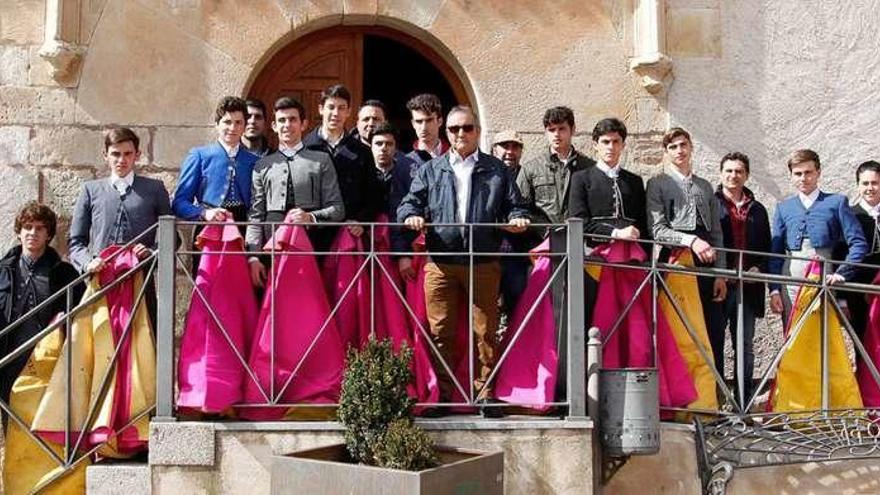 Plantel de novilleros y responsables del Bolsín taurino desarrollado ayer en la plaza de Guarrate.