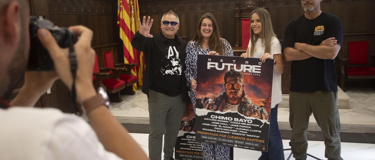 Ximo Bayo presenta en el ayuntamiento de Sagunto el festival Retro Future al grito de "Hu Ha"