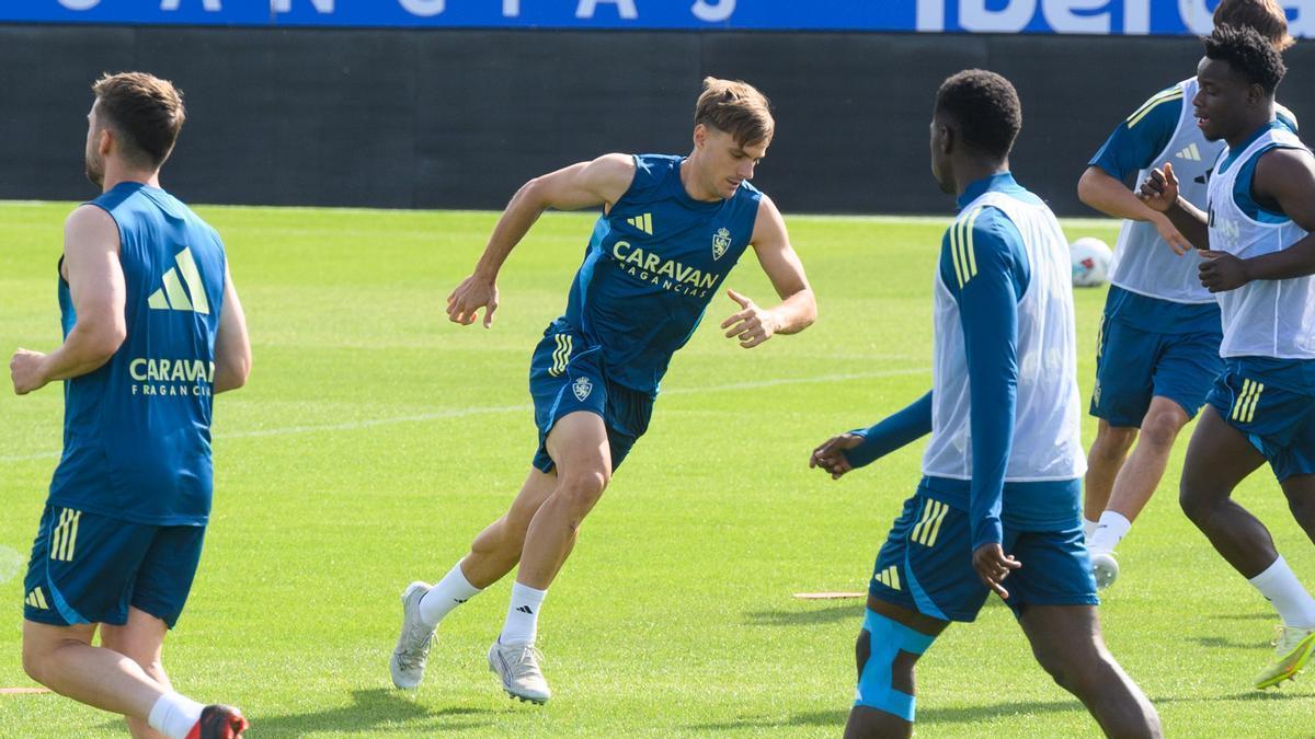 Dani Gómez inicia una carrera en el entrenamiento de este jueves en el Ibercaja Estadio.