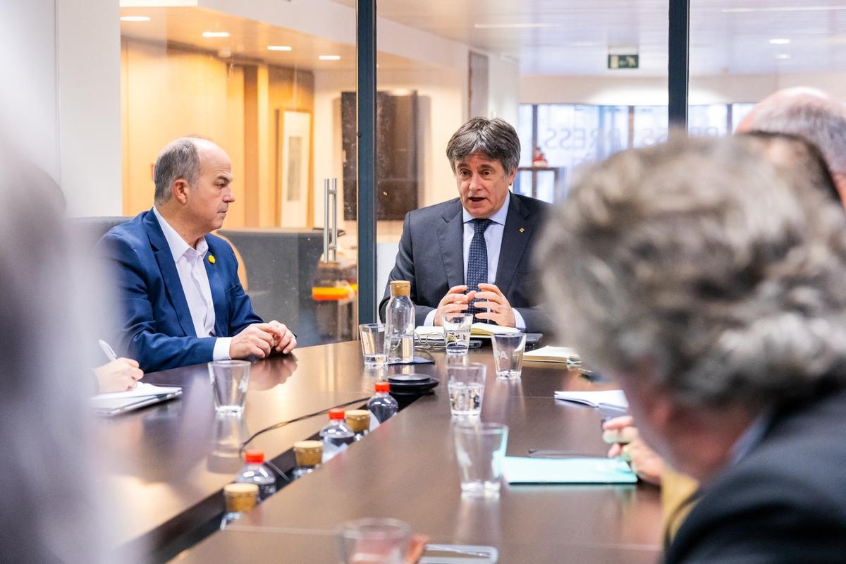 El líder de Junts, Carles Puigdemont, durante la reunión con la cúpula del partido en Bruselas