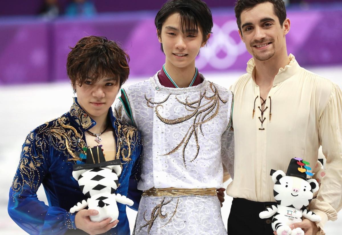 Gangneung (Korea, Republic Of), 17/02/2018.- Gold medal winner Hanyu Yuzuru of Japan (C) celebrates on the podium with silver medal winner Uno Shoma of Japan (R) and bronze medal winner Javier Fernandez of Spain (R) during the venue ceremony after competing in the Free Skating of the Figure Skating Men Single competition at the Gangneung Ice Arena during the PyeongChang 2018 Olympic Games, South Korea, 17 February 2018. (España, Corea del Sur, Japón) EFE/EPA/HOW HWEE YOUNG