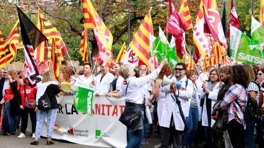 Delegats sindicals del sector de la sanitat concertada, concentrats davant el Departament de Salut, a l&#039;octubre.