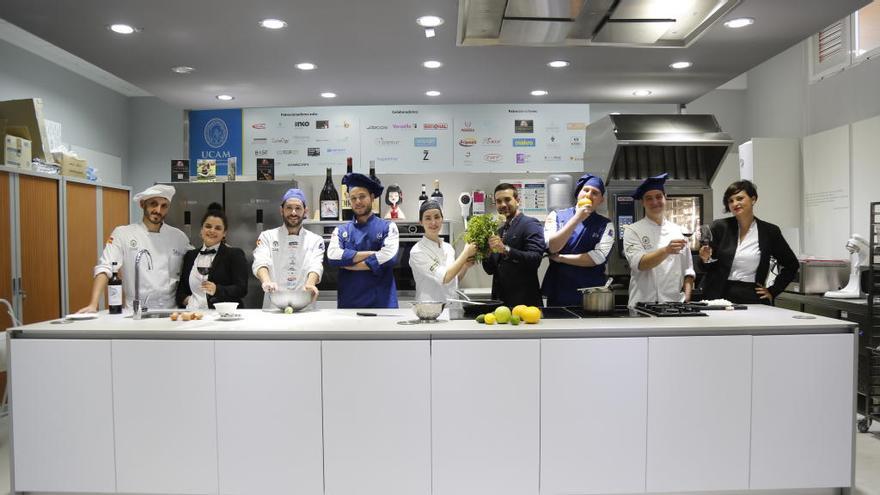 Los estudiantes de la UCAM ponen en práctica el arte culinario en la GastroLab.