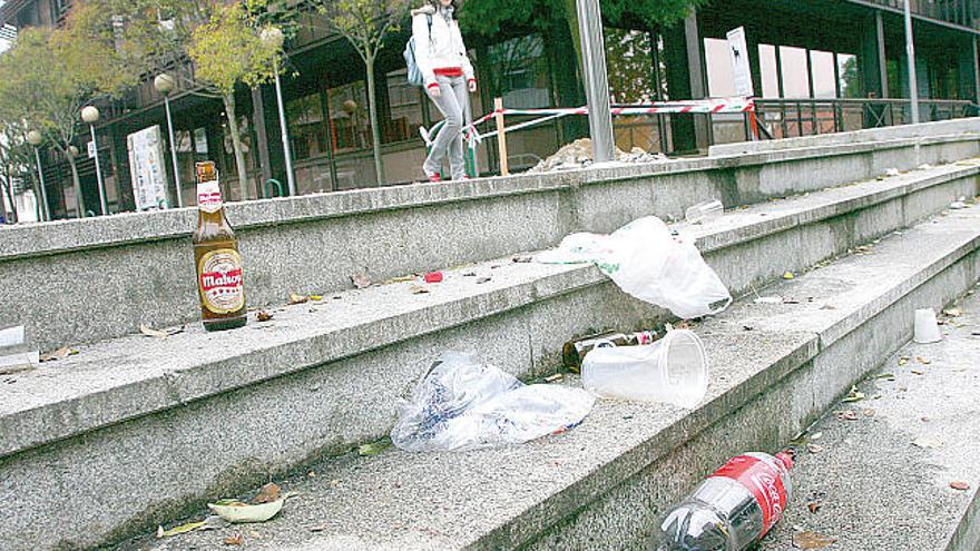 Restos de un botellón en el campus de Ourense.  // Jesús Regal