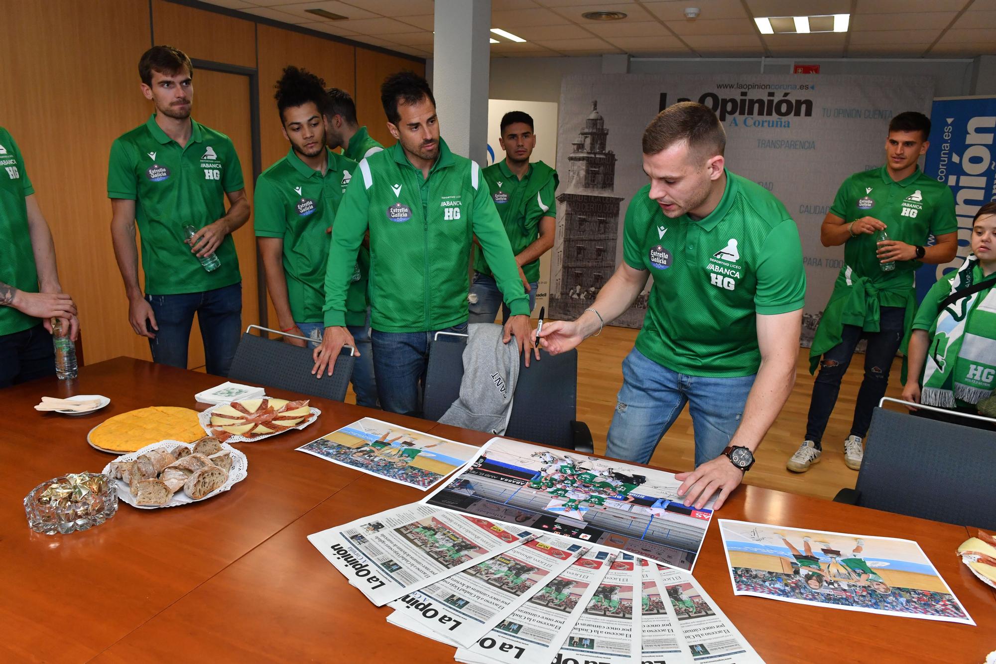 El Liceo visita LA OPINIÓN con su copa de campeón de OK Liga