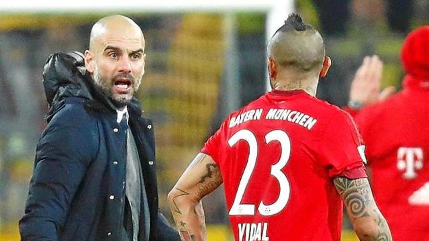 Pep Guardiola dialoga amb Arturo Vidal després d&#039;acabar-se el partit