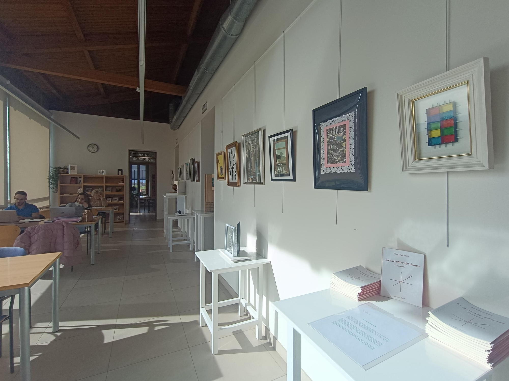 La búsqueda del placer protagoniza la exposición de Luis Vega en Llanera