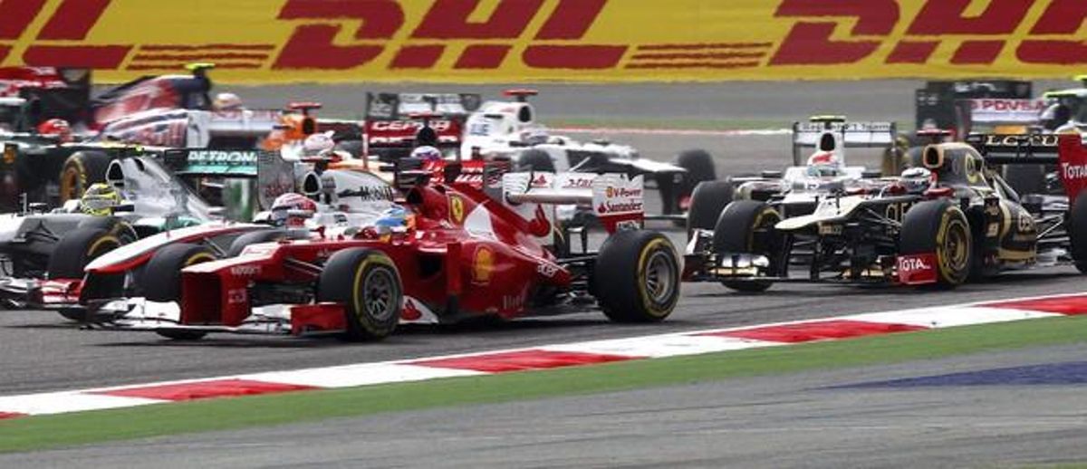 El pilot espanyol de Fórmula 1 Fernando Alonso (en primer pla) condueix el seu monoplaça durant la carrera del Gran Premi de Bahrain.