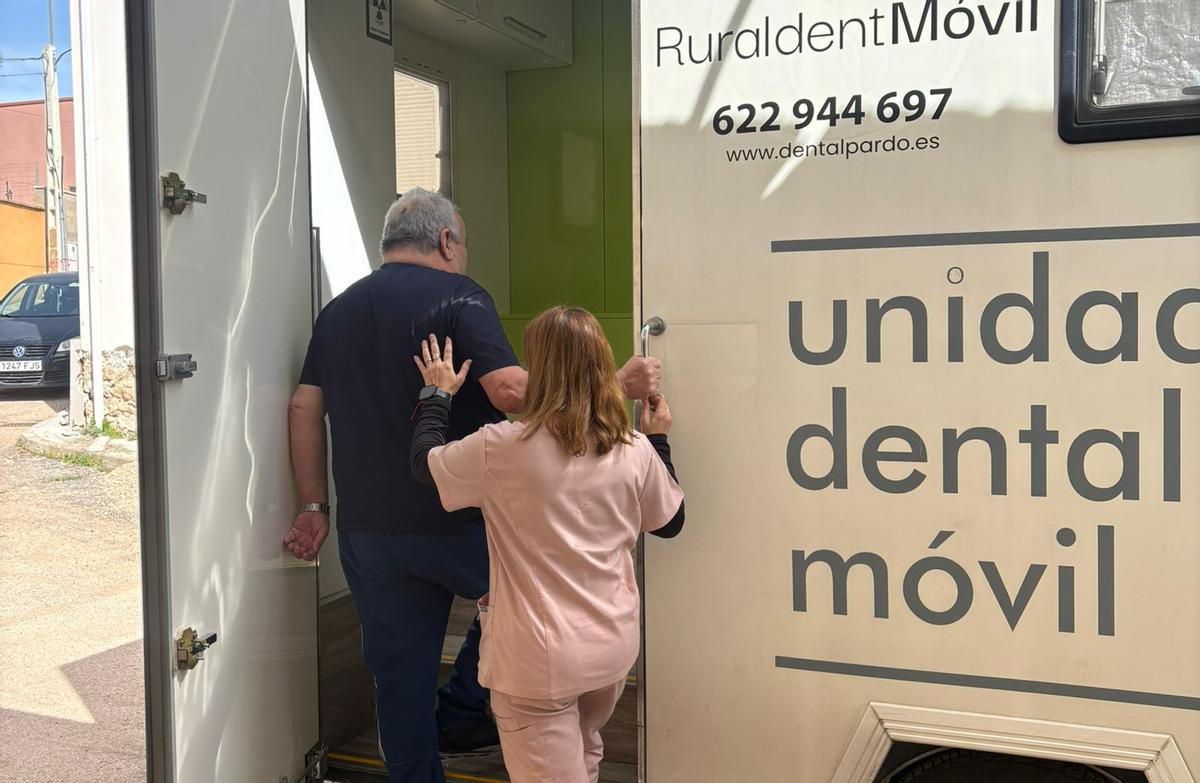 Un vecino de un pueblo de Cuenca entra en el camión-clínica de Ruraldent, que ofrece el servicio de dentista por pueblos de la provincia.