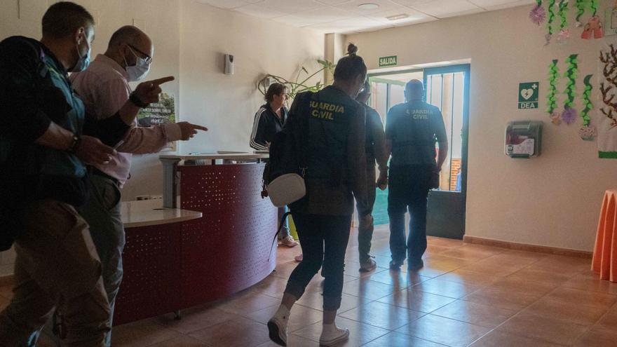 Agentes de la Guardia Civil, esta mañana en la Residencia de Moraleja de Sayago | José Luis Fernández