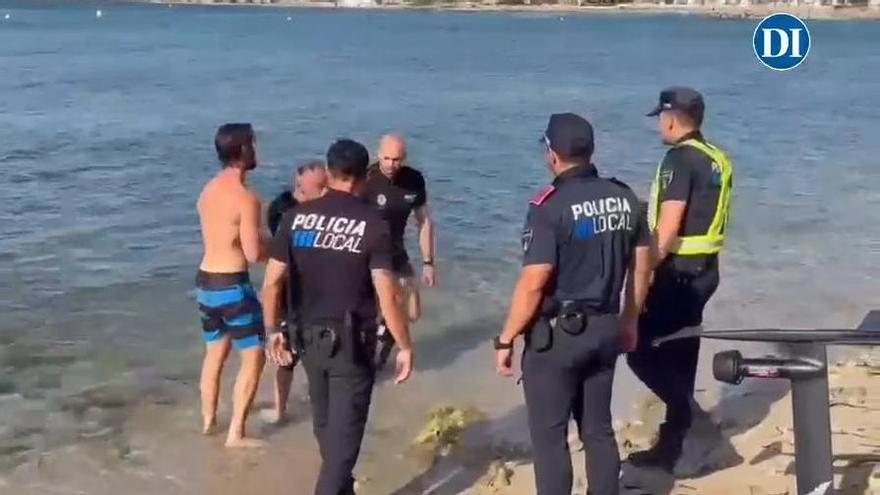 Vídeo: Un policía local de Ibiza rescata a un hombre atrapado en el mar mientras practicaba paddle surf
