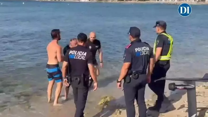 Rescate en el mar: un agente de la Policía Local de Ibiza y un bañista asisten a un hombre que no podía regresar a la orilla