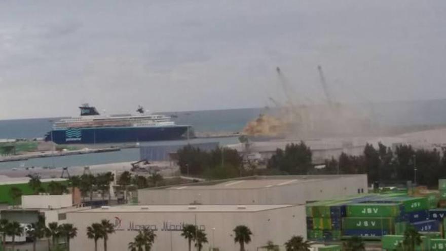 La nube de polvo de los graneles del Puerto da la bienvenida a un crucero