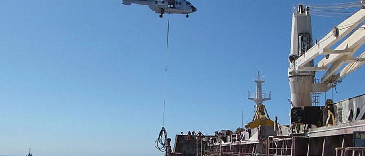 El helicóptero contratado por Resolve Marine mientras deposita materiales necesarios para la inspección del buque ´MV Cheshire´ en su cubierta