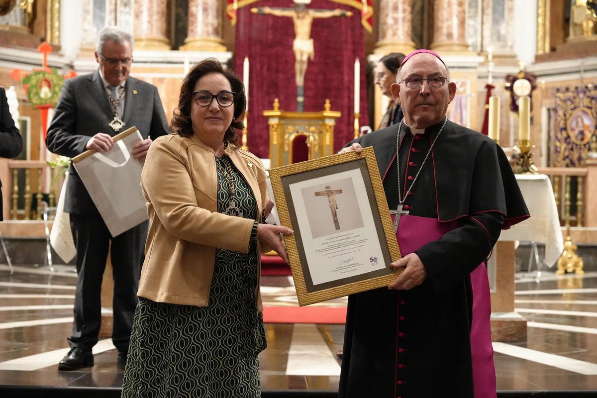 La alegoría del Crist de l'Hospital que ha entregado la Junta Central a todos los implicados en el desarrollo y evolución de la semana santa vila-realense. En este caso, Carmina Arrufat se la otorga al obispo Casimiro López Llorente.