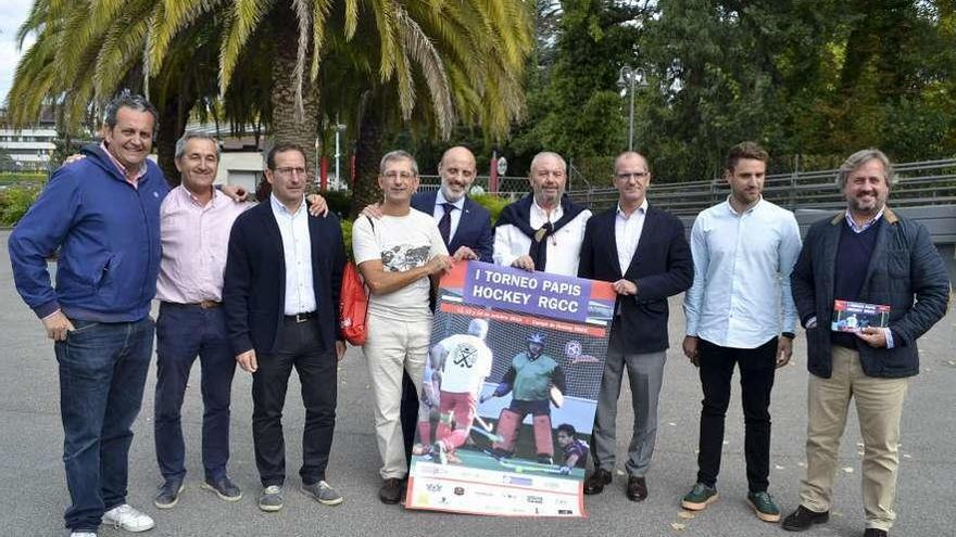 Jugadores del equipo de &quot;papis&quot; del Grupo junto con el presidente, Antonio Corripio.