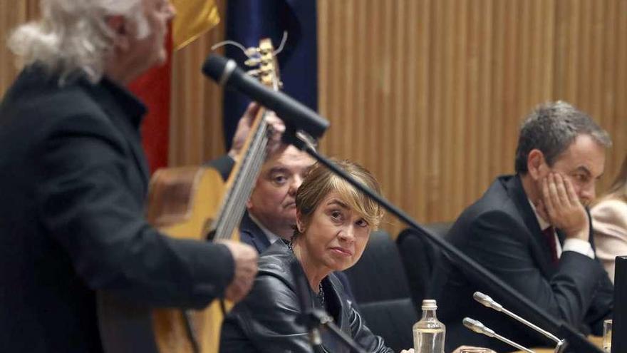 Homenaje a José Antonio Alonso en el Congreso  |  El Congreso de los Diputados congregó ayer a políticos de todos los partidos y a la judicatura en el homenaje al exministro José Antonio Alonso, fallecido el pasado 2 de febrero y que hoy habría cumplido 57 años. En la foto, a la izquierda, el cantante Amancio Prada, cuya actuación abrió el acto; en el centro, Celima Gallego, viuda del exministro, quien estuvo acompañada de su hijo y, a la derecha, el expresidente José Luis Rodríguez Zapatero, quien dejó constancia de que &quot;la unanimidad en España es casi imposible y José Antonio la ha concitado&quot;.