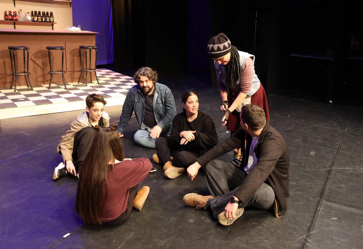 Els dos joves protagonistes, Adrià Pesarrodona i Mar Guerrero amb el director Jordi Gener, les actrius Txell Vall i Fina Tapias, i l'autor, Robert Canet