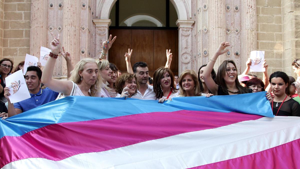 Los grupos políticos y asociaciones celebran la aprobación, por unanimidad, de la Ley Trans de Andalucía, el 25 de junio de 2014.