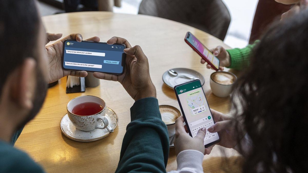 Grupo de amigos usando sus teléfonos móviles.