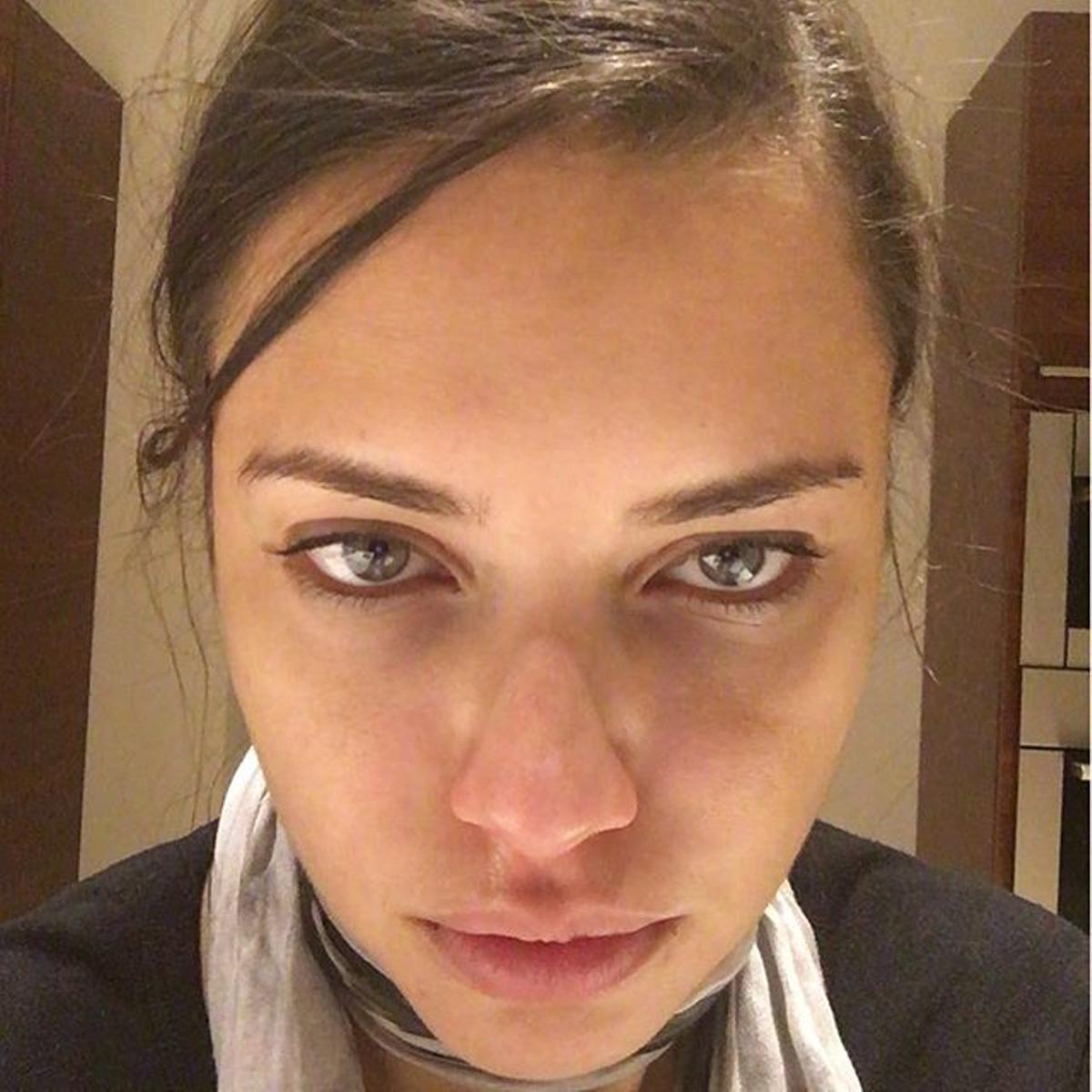 Adriana Lima tras una dura jornada de trabajo