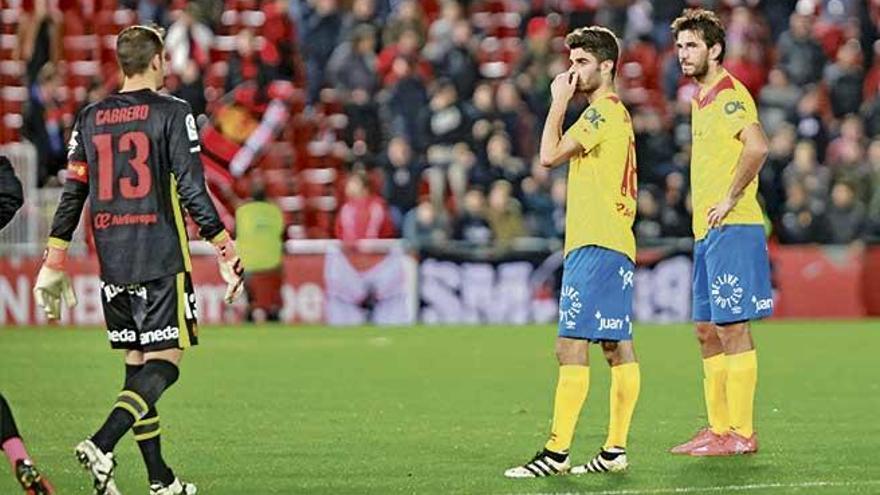Cabrero, Juan Domínguez y Lekic, resignados por la derrota, tras finalizar el partido del pasado sábado ante el Tenerife.