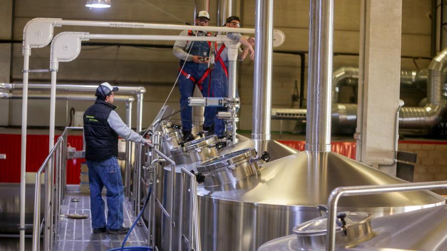 Operarios trabajando en una fábrica.