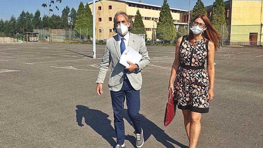 Los letrados Francisco Miranda y Judith Gómez, en el exterior del centro penitenciario de Asturias.