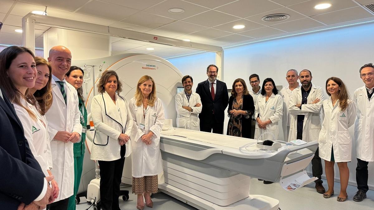 La consejera de Salud, junto a autoridades del SAS y de la Junta en Córdoba, así como profesionales del Hospital Provincial, junto a la resonancia magnética.