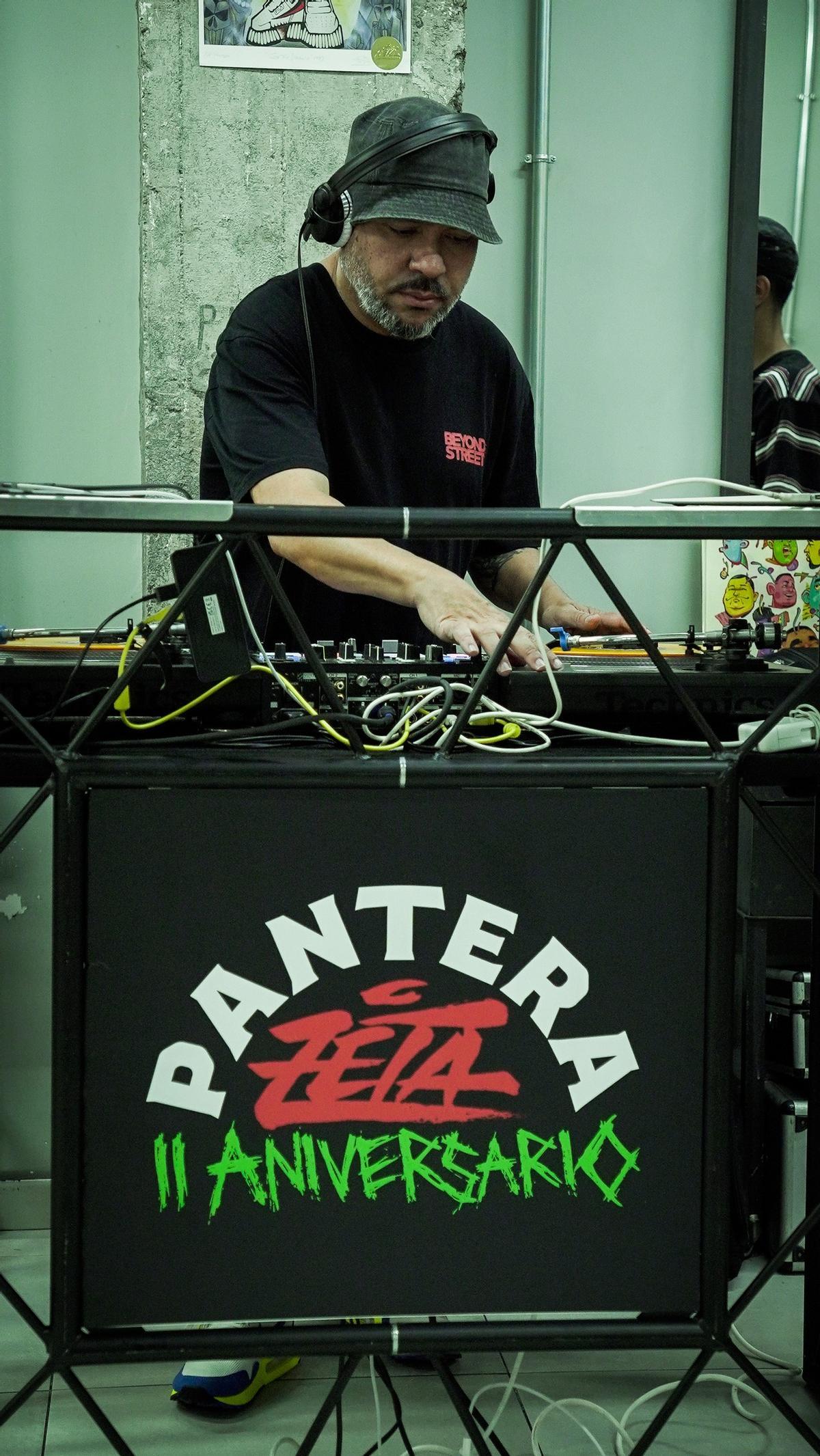 DJ Bobbybob, fue uno de los participantes en el evento organizado por Pantera Barbería.