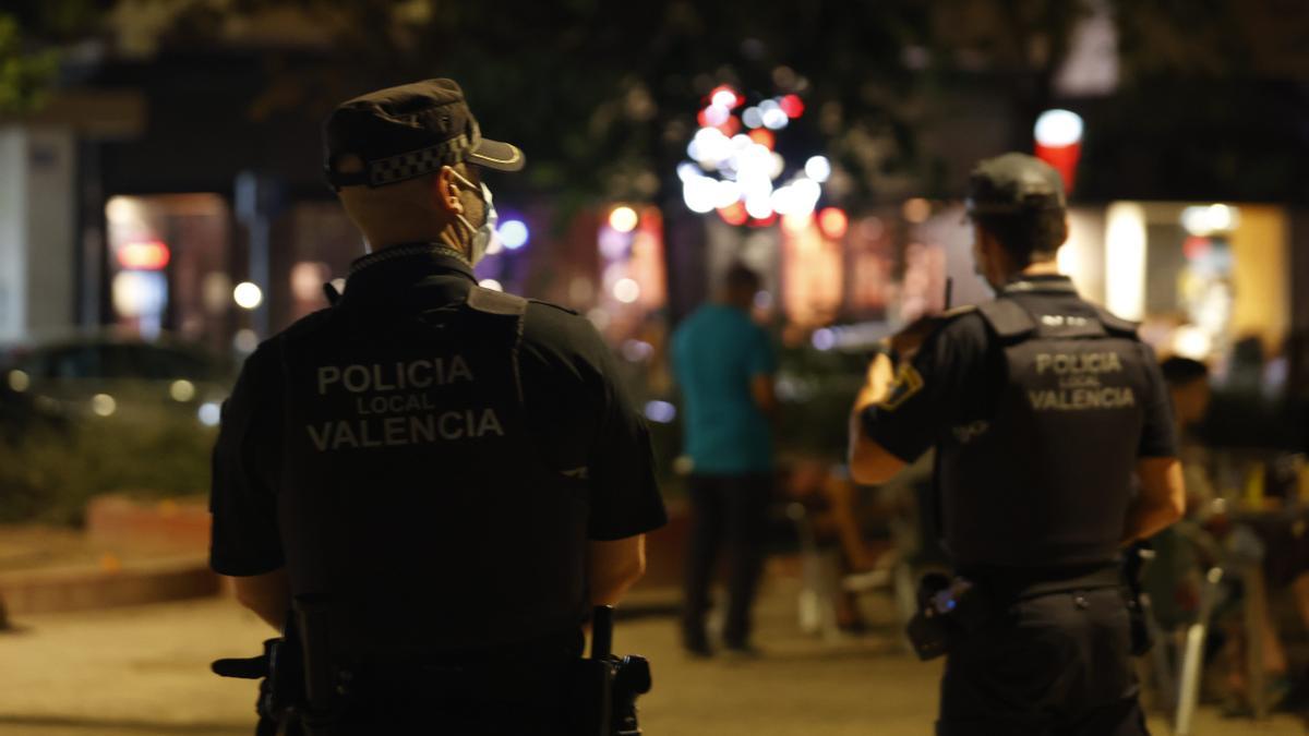 Dos agentes patrullan por un barrio de València.
