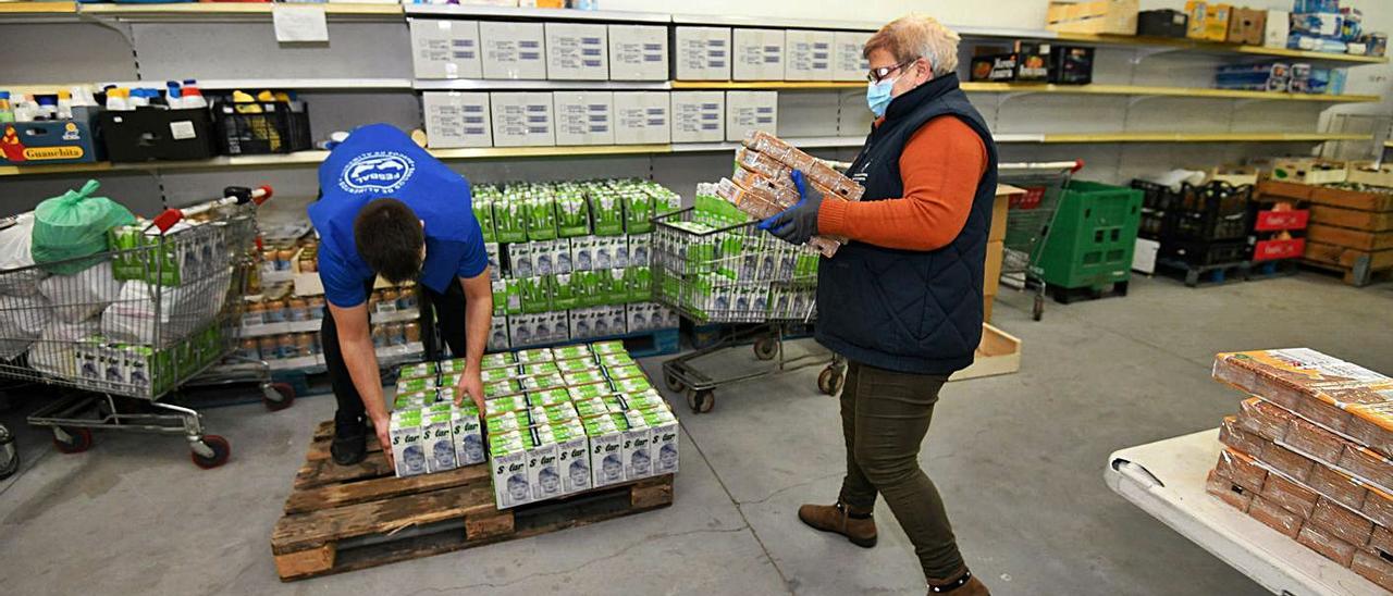 Voluntarios trabajando en un banco de alimentos.