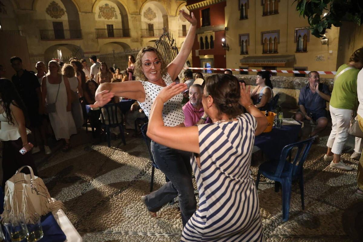 La verbena de la Federación de Peñas Cordobesas llena de música y baile la plaza del Triunfo