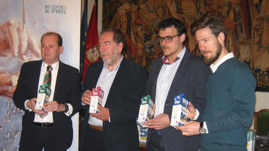 Los responsables del Ayuntamiento, la Fundación y la empresa Gaza muestran los nuevos envases de leche con el logo de la exposición.