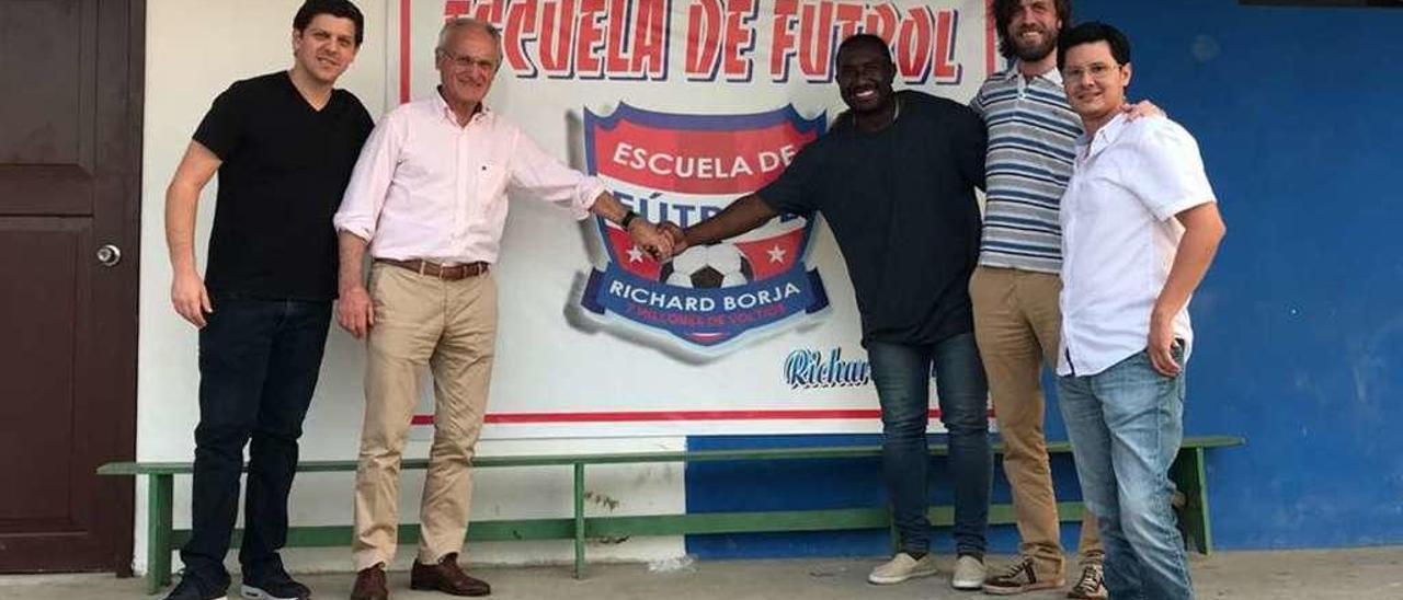 Por la izquierda, Jonathan Auer, Sabino López, Richard Borja, Pablo López y Gonzalo Ortega, en la escuela de fútbol.